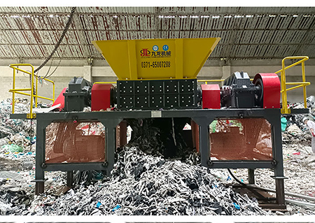 What kind of shredder is used to pre-shred woven bags and ton bags?
